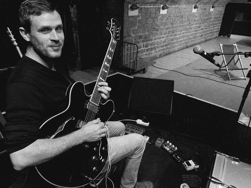 Phillip Meade avec sa guitare, balances sur scène - résidence Super Eden - Ello Papillon