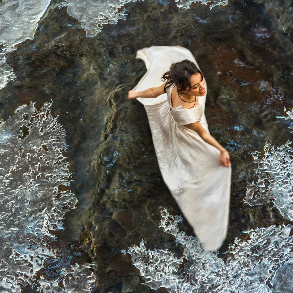 Ello Papillon en robe blanche dans la glace