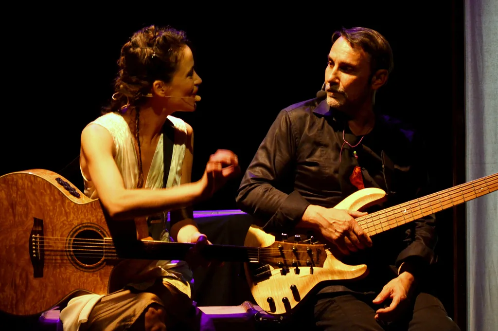 Spectacle "Ello Papillon". Elodie Bernigal à la guitare et Bernard Rambaud à la basse