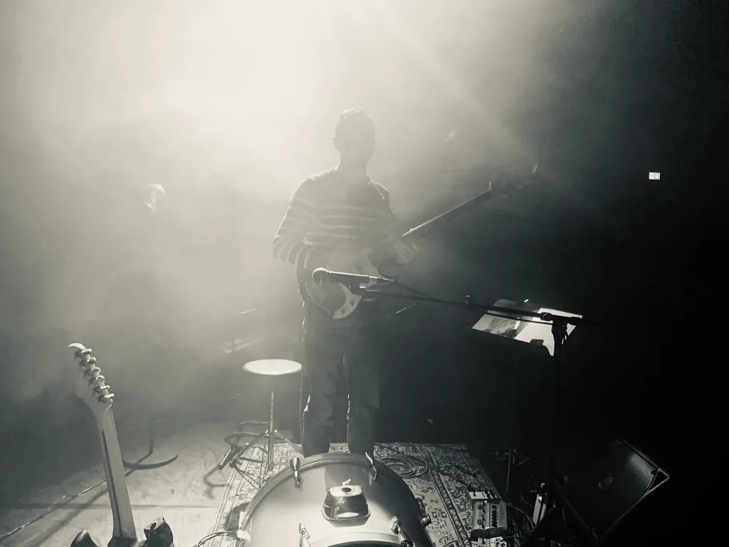 Phillip Meade avec sa guitare, balances sur scène - Concert Super Eden - Ello Papillon