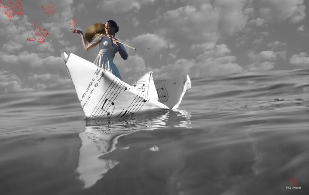 Ello Papillon sur un bateau de papier